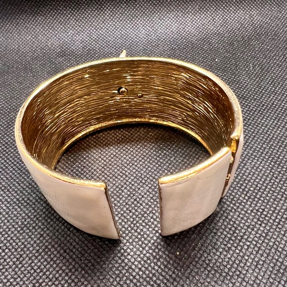 RARE VTG KENNETH JAY LANE WHITE ENAMEL HINGED BLUE TURQUOISE BEE CUFF BRACELET - Picture 3 of 7